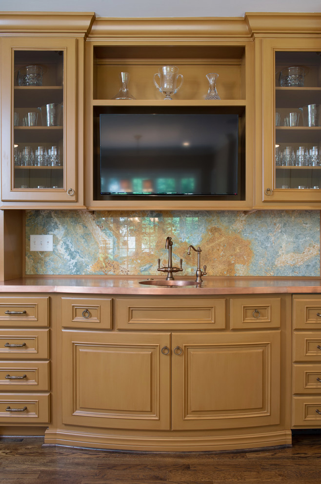 Foto på ett mellanstort vintage kök och matrum, med luckor med upphöjd panel, bruna skåp, bänkskiva i akrylsten, blått stänkskydd, stänkskydd i sten, mellanmörkt trägolv och en köksö