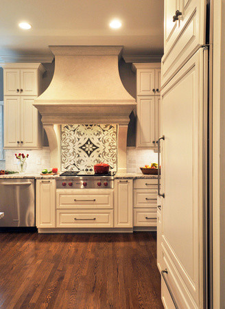 Idéer för ett stort klassiskt flerfärgad kök, med en undermonterad diskho, luckor med upphöjd panel, vita skåp, granitbänkskiva, grått stänkskydd, integrerade vitvaror, mellanmörkt trägolv, en halv köksö, stänkskydd i stenkakel och brunt golv