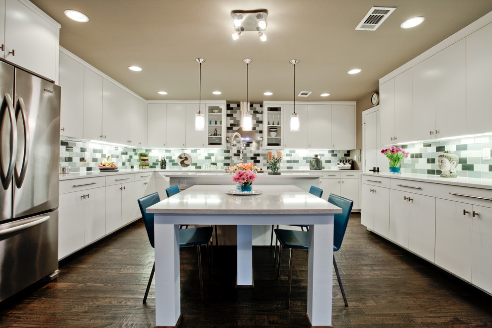 Diseño de cocina comedor contemporánea con armarios con paneles lisos, puertas de armario blancas, salpicadero gris y salpicadero de azulejos tipo metro
