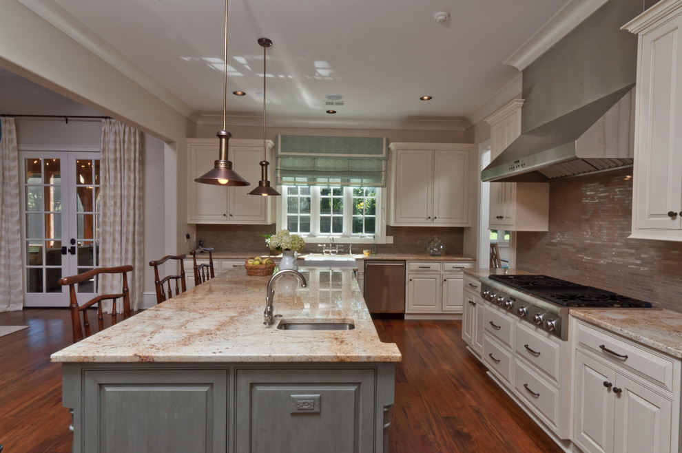Exempel på ett klassiskt kök, med luckor med upphöjd panel, vita skåp, beige stänkskydd och rostfria vitvaror