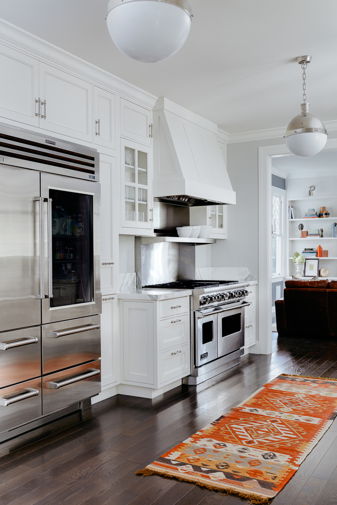 Immagine di una cucina chic di medie dimensioni con parquet scuro e pavimento marrone