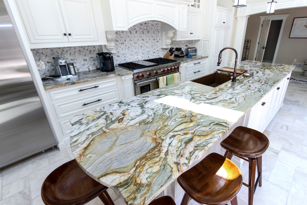 Idéer för ett mellanstort modernt linjärt kök med öppen planlösning, med granitbänkskiva, en köksö, en undermonterad diskho, luckor med upphöjd panel, vita skåp, flerfärgad stänkskydd, stänkskydd i porslinskakel, rostfria vitvaror, marmorgolv och vitt golv