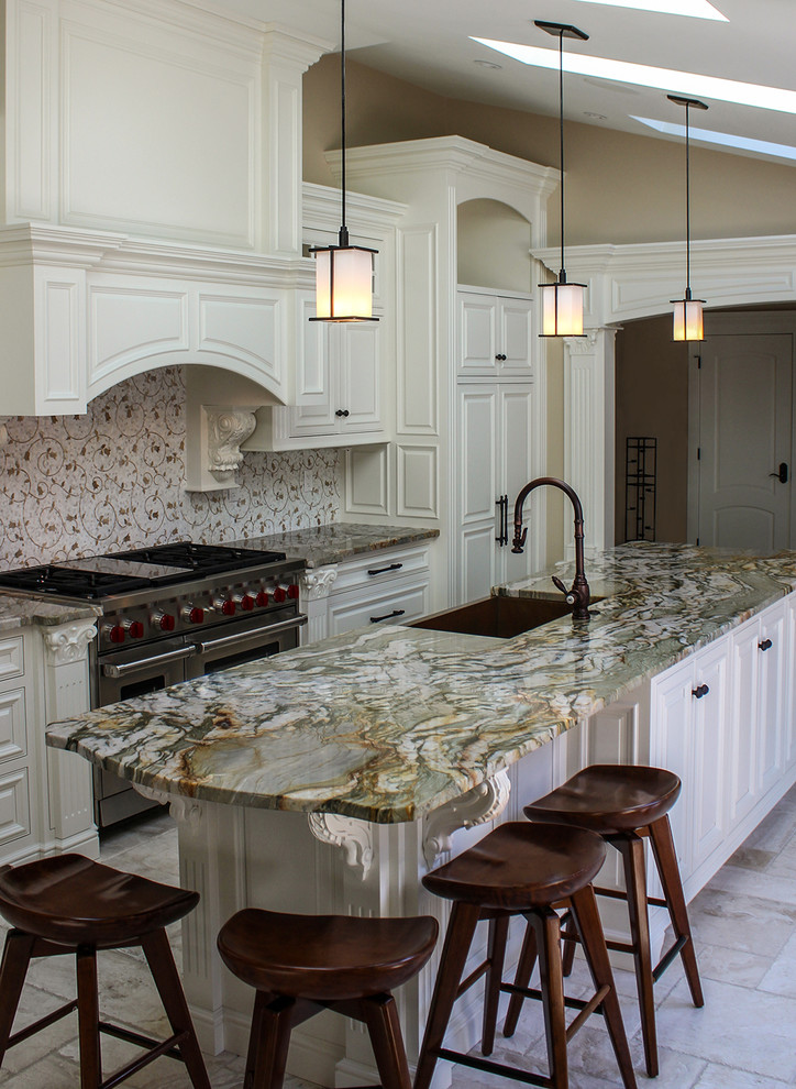 Idéer för att renovera ett mellanstort funkis linjärt kök med öppen planlösning, med en undermonterad diskho, luckor med upphöjd panel, vita skåp, granitbänkskiva, flerfärgad stänkskydd, stänkskydd i porslinskakel, rostfria vitvaror, marmorgolv, en köksö och vitt golv