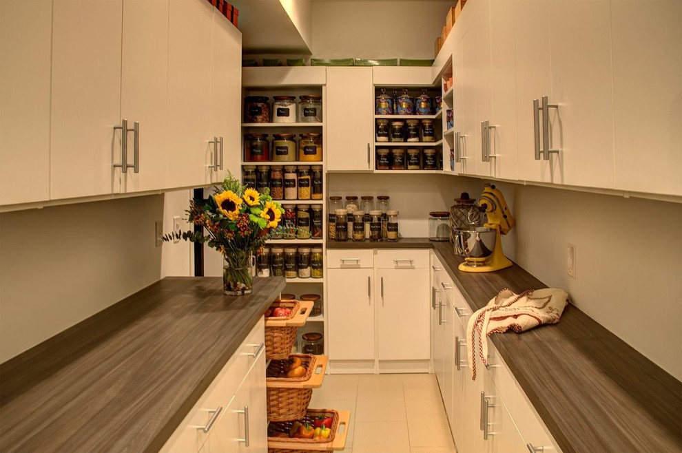 Imagen de cocina contemporánea grande con despensa, armarios con paneles lisos, puertas de armario blancas, encimera de madera y suelo de baldosas de porcelana