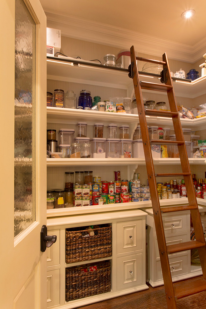 Cette image montre une arrière-cuisine traditionnelle avec un placard sans porte et des portes de placard blanches.