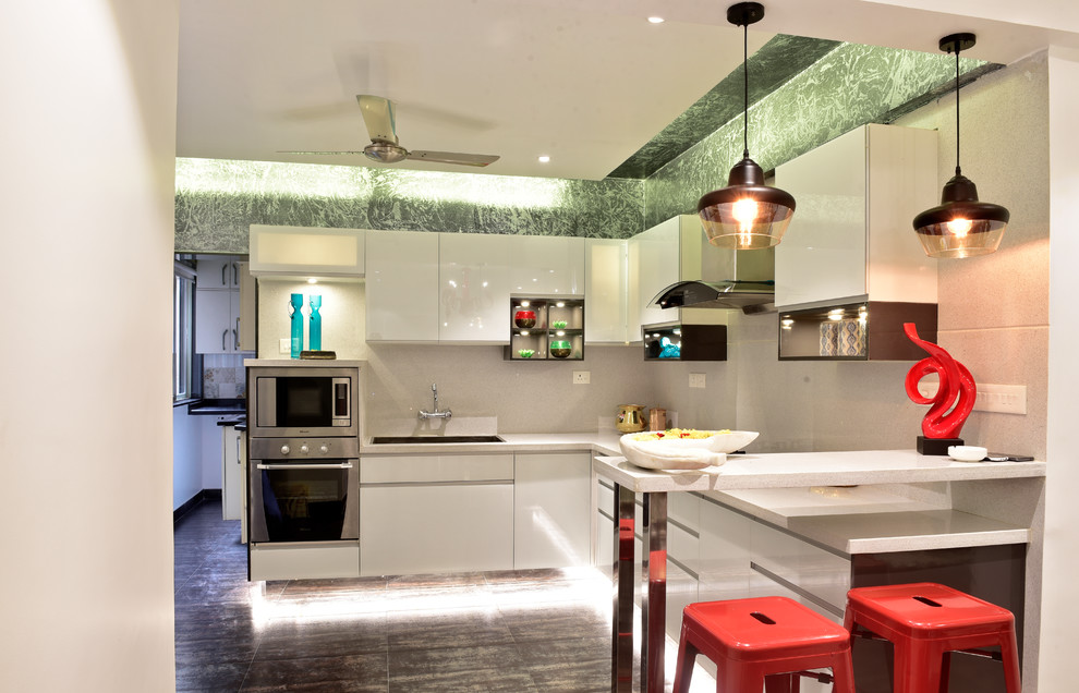 Exempel på ett stort modernt kök, med en enkel diskho, luckor med glaspanel, vita skåp, bänkskiva i kvarts, vitt stänkskydd, rostfria vitvaror, klinkergolv i porslin och en köksö