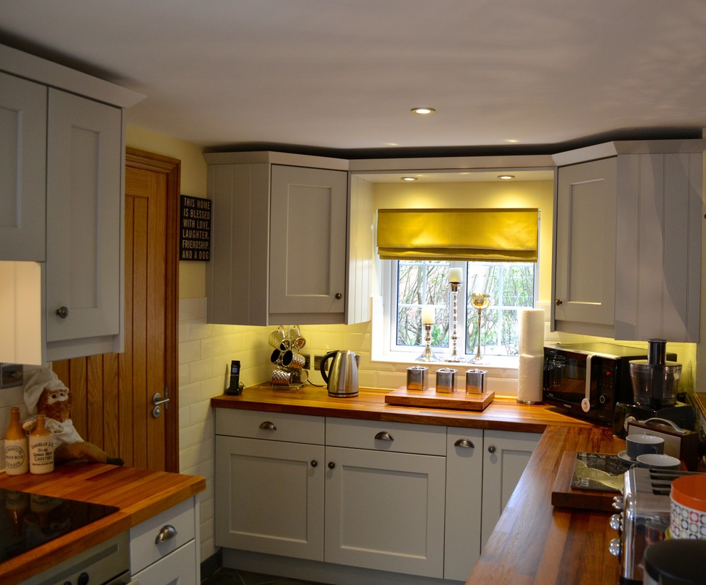 Design ideas for a country kitchen/diner in Oxfordshire with wood worktops.