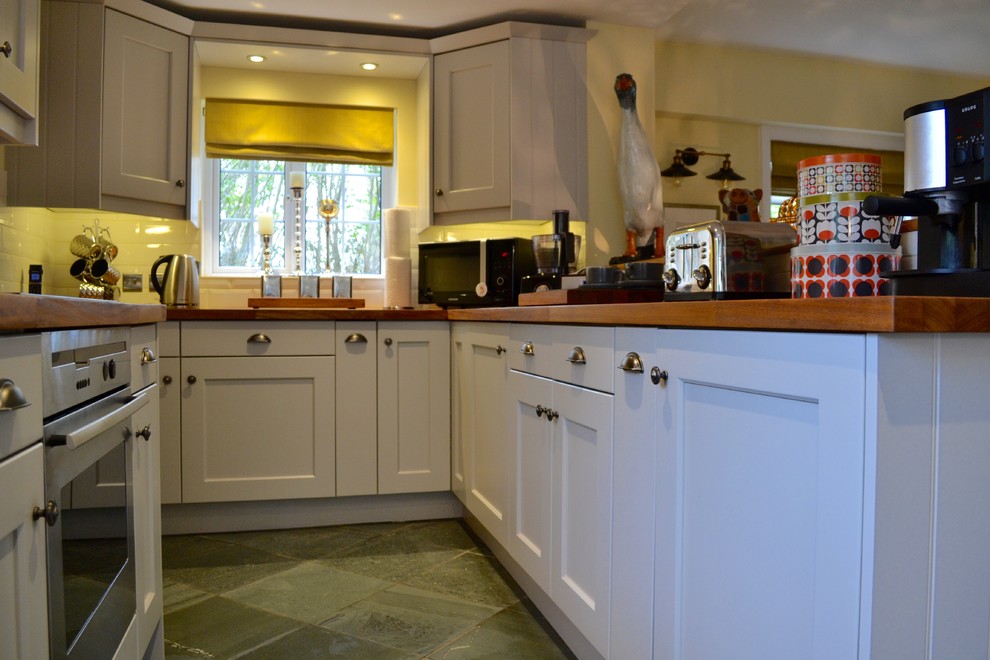 Photo of a country kitchen/diner in Oxfordshire with wood worktops.