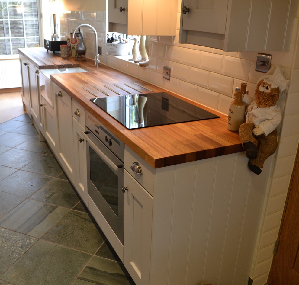 Landhausstil Wohnküche mit Arbeitsplatte aus Holz in Oxfordshire