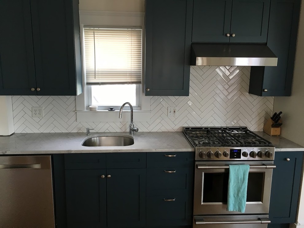 Foto på ett mellanstort funkis linjärt kök, med en undermonterad diskho, skåp i shakerstil, blå skåp, vitt stänkskydd, stänkskydd i porslinskakel, rostfria vitvaror och ljust trägolv