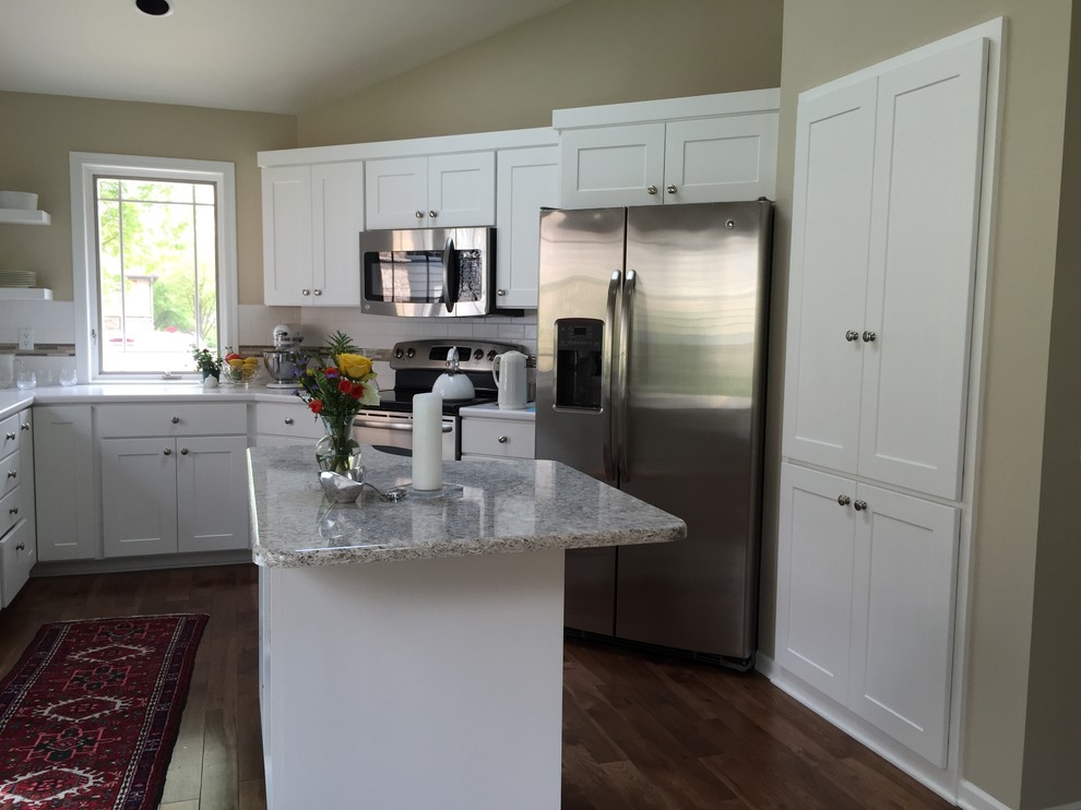 Bild på ett mellanstort funkis kök, med skåp i shakerstil, vita skåp, rostfria vitvaror och en köksö