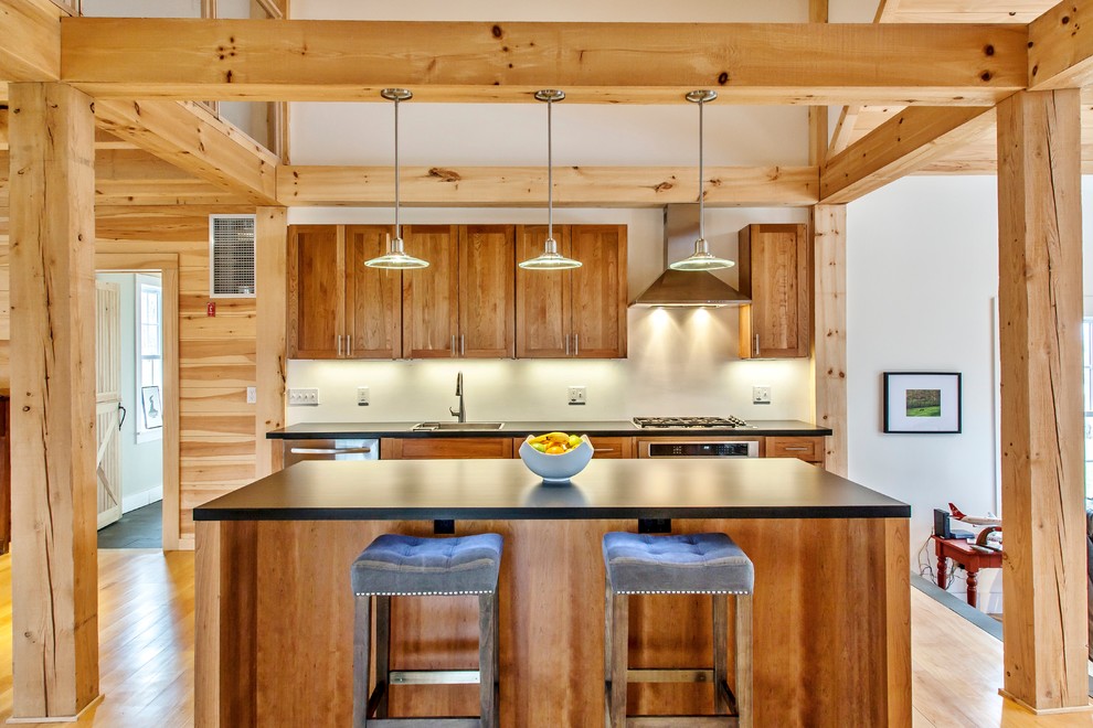 Идея дизайна: параллельная кухня-гостиная в стиле кантри с фасадами цвета дерева среднего тона и островом в частном доме