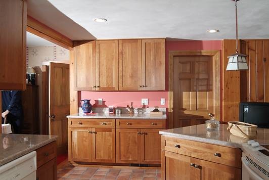 Example of a classic u-shaped eat-in kitchen design in New York with an undermount sink, shaker cabinets, medium tone wood cabinets, quartz countertops, beige backsplash, stone tile backsplash and white appliances
