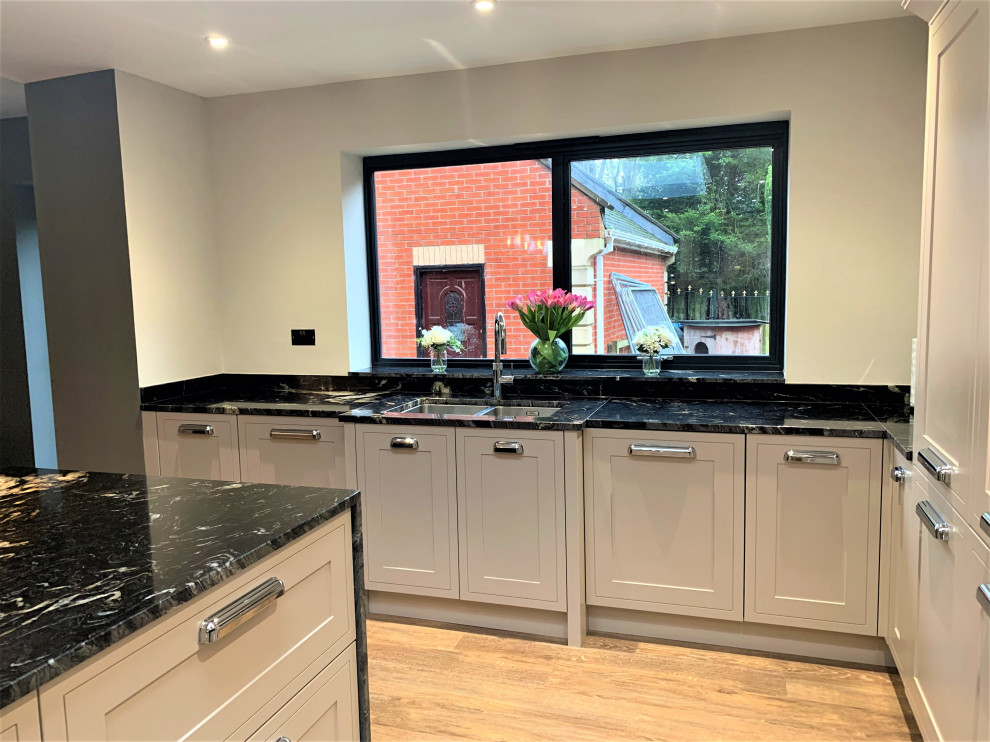 Shaker Furniture Breakfasting Kitchen In Farrow & Ball Elephant's