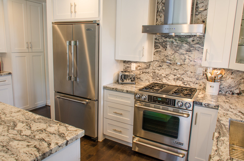 Exempel på ett mellanstort modernt kök, med en enkel diskho, skåp i shakerstil, vita skåp, granitbänkskiva, svart stänkskydd, stänkskydd i sten, rostfria vitvaror och mörkt trägolv