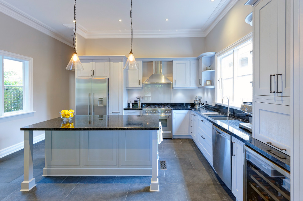 Immagine di una grande cucina con ante in stile shaker, ante blu, top in granito, elettrodomestici in acciaio inossidabile e pavimento blu