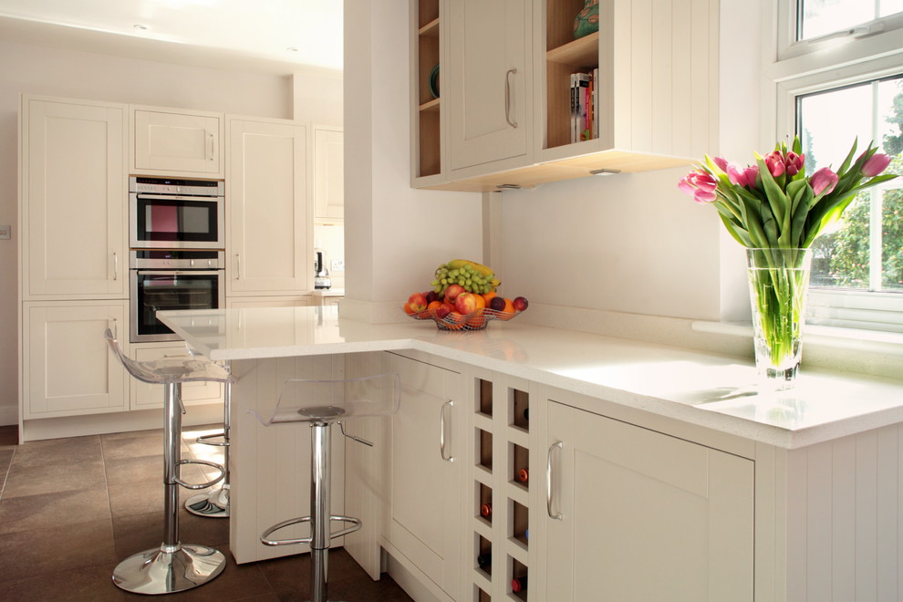 Exempel på ett stort klassiskt kök, med rosa stänkskydd, rostfria vitvaror, en halv köksö, en undermonterad diskho, luckor med infälld panel, beige skåp, bänkskiva i kvartsit, stänkskydd i glaskakel och klinkergolv i keramik