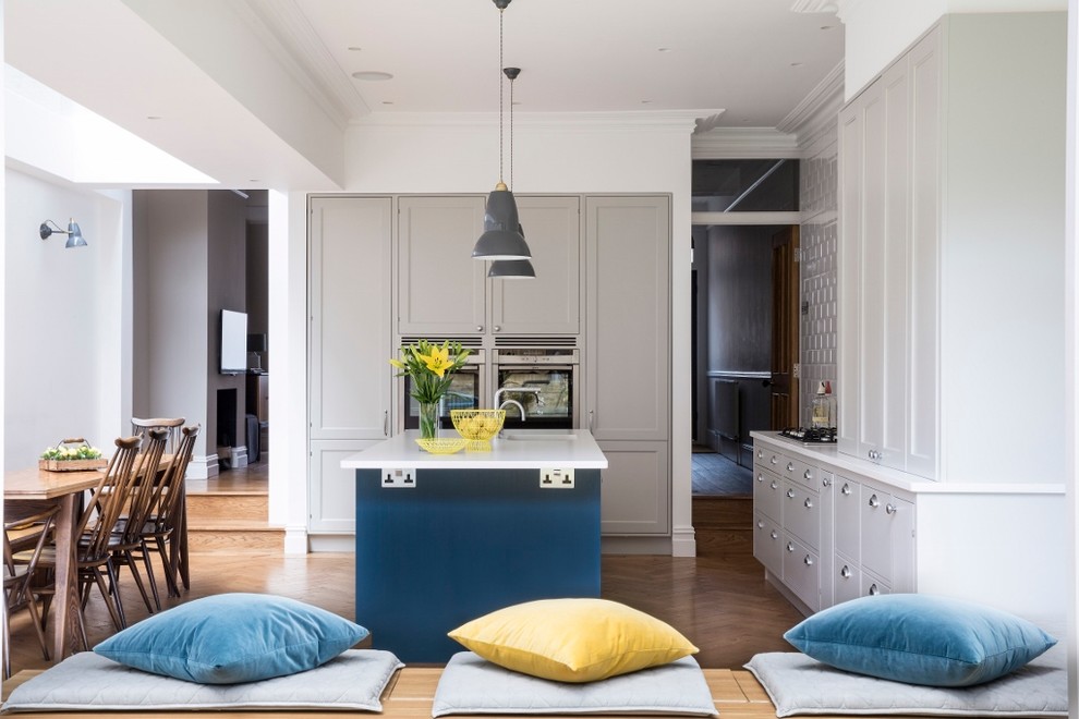 Zweizeilige, Mittelgroße Klassische Wohnküche mit Schrankfronten im Shaker-Stil, blauen Schränken, braunem Holzboden, Kücheninsel, braunem Boden, Unterbauwaschbecken und Küchengeräten aus Edelstahl in London