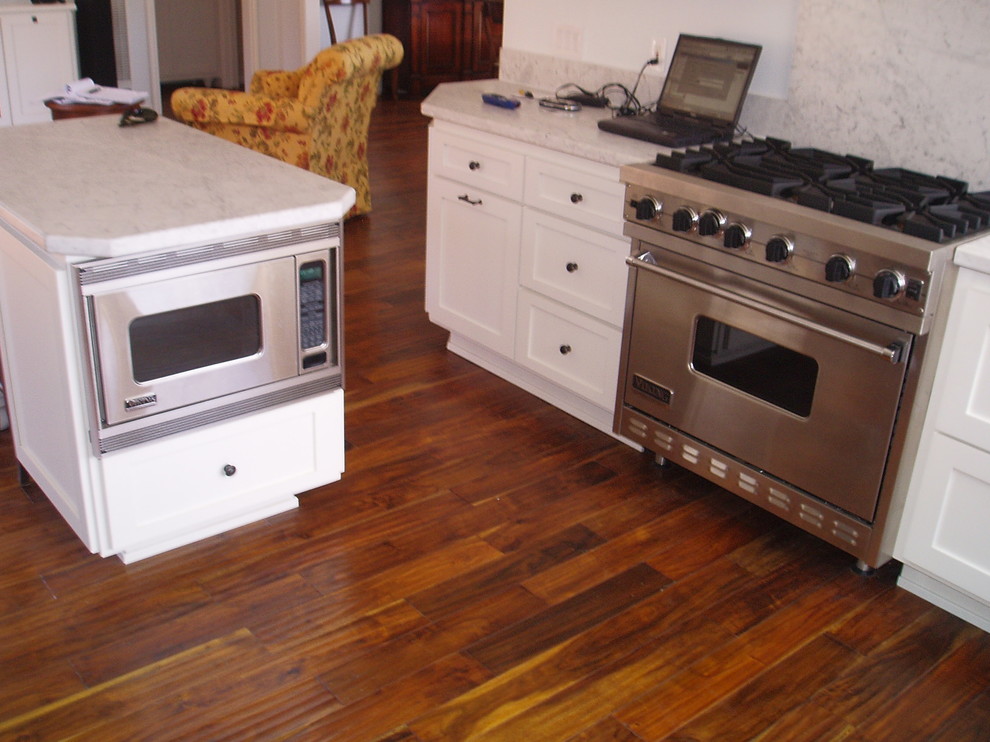 Example of a classic kitchen design in Orange County
