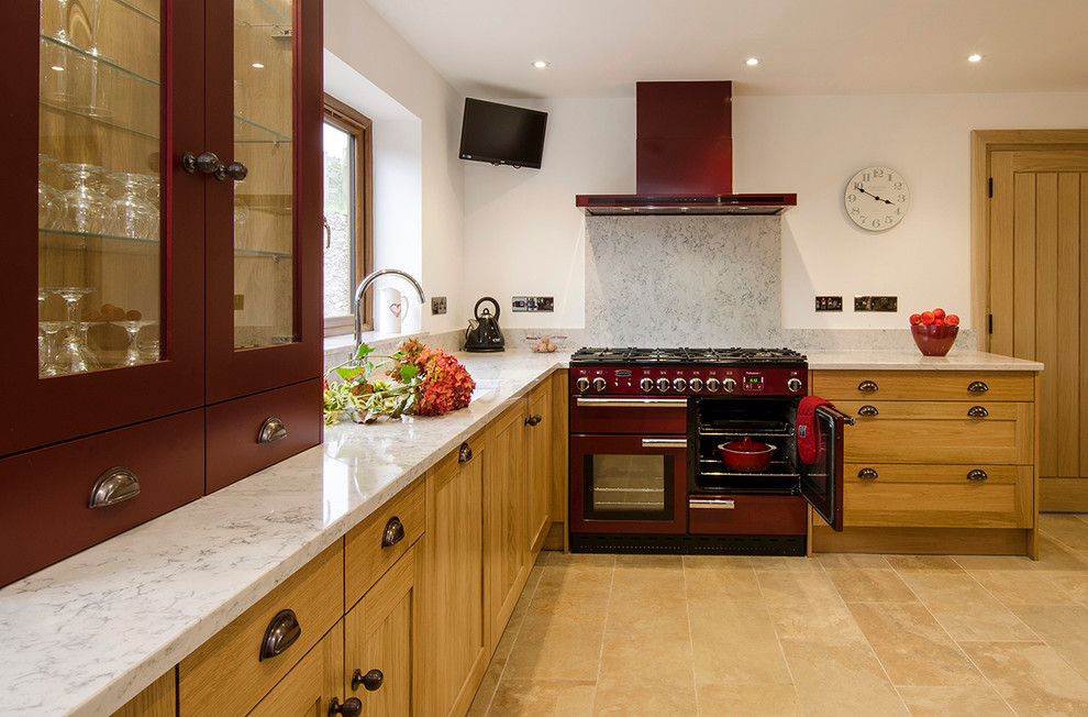 Mittelgroße Landhausstil Wohnküche in L-Form mit Schrankfronten im Shaker-Stil, hellbraunen Holzschränken, Quarzwerkstein-Arbeitsplatte, bunten Elektrogeräten und Keramikboden in Cornwall
