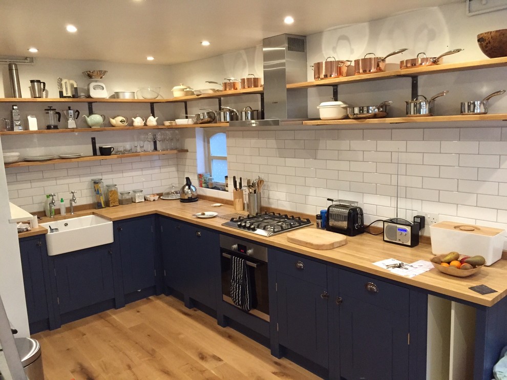Источник вдохновения для домашнего уюта: угловая кухня среднего размера в скандинавском стиле с обеденным столом и плоскими фасадами