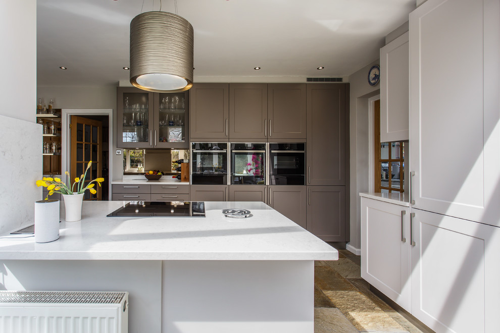 Foto di una cucina abitabile minimalista con ante in stile shaker, ante grigie, top in quarzite, paraspruzzi a effetto metallico, paraspruzzi in pietra calcarea, pavimento in travertino e top giallo