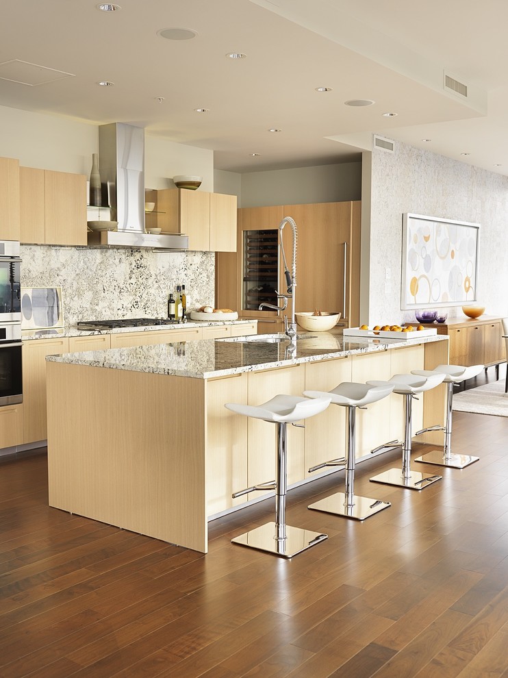 Esempio di una cucina contemporanea con lavello sottopiano, ante lisce, ante in legno chiaro, paraspruzzi bianco, elettrodomestici in acciaio inossidabile e parquet scuro