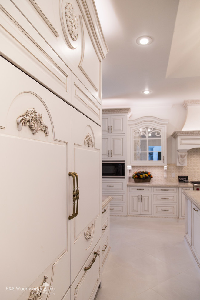 Example of an ornate kitchen design in Austin