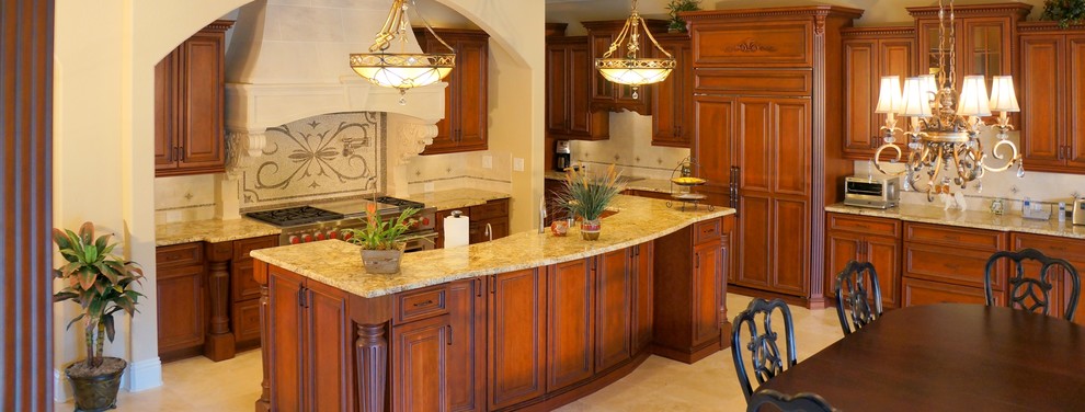 Bild på ett stort vintage kök och matrum, med en dubbel diskho, luckor med upphöjd panel, orange skåp, granitbänkskiva, beige stänkskydd, stänkskydd i mosaik, integrerade vitvaror, travertin golv, en köksö och beiget golv