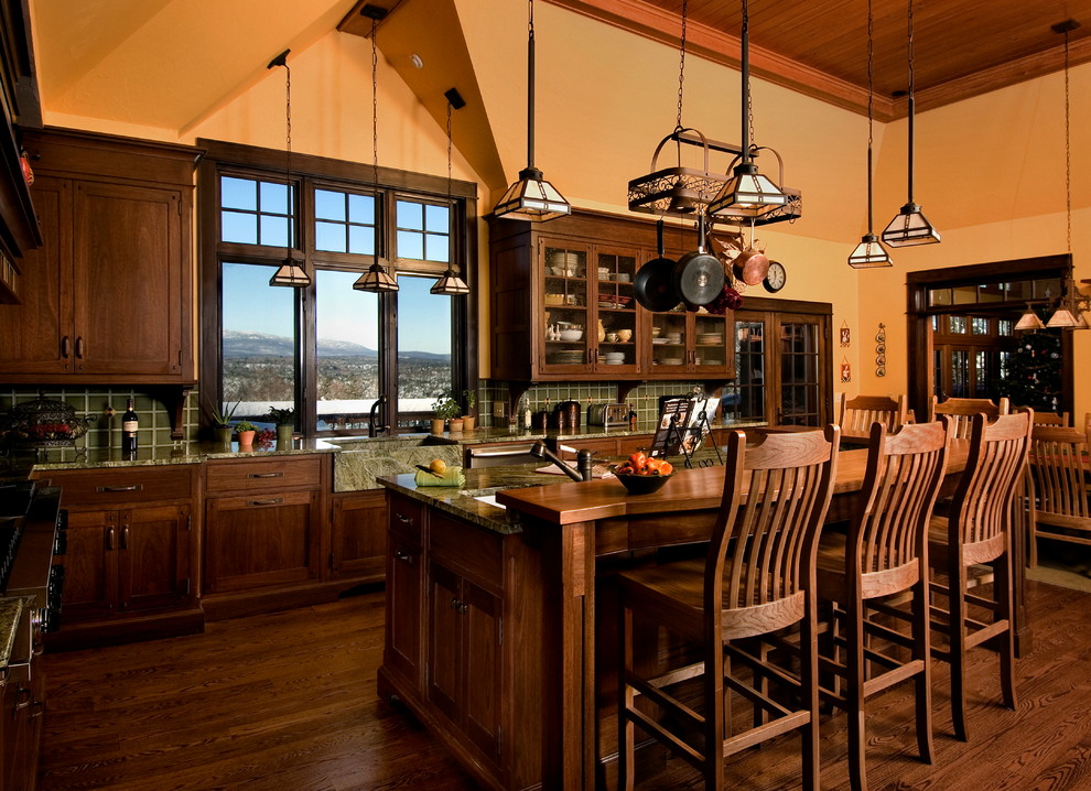 На фото: кухня в стиле кантри с с полувстраиваемой мойкой (с передним бортиком), гранитной столешницей и зеленой столешницей