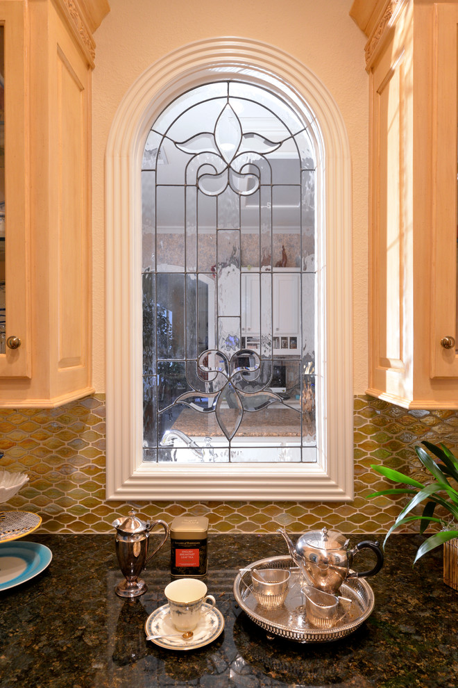 Идея дизайна: параллельная кухня среднего размера в классическом стиле с стеклянными фасадами, желтыми фасадами, гранитной столешницей и желтым фартуком