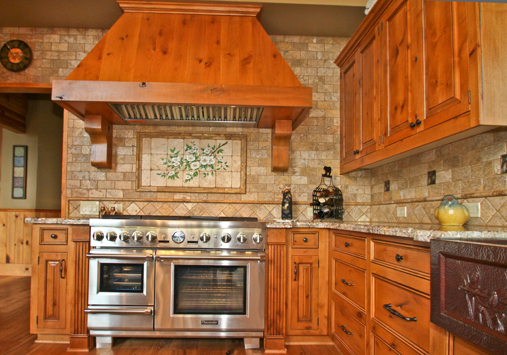 Immagine di una cucina rustica con lavello stile country, ante in legno scuro, top in granito, paraspruzzi beige, paraspruzzi con piastrelle in ceramica e elettrodomestici in acciaio inossidabile