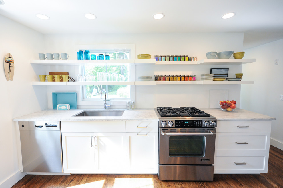 Immagine di una piccola cucina chic con lavello sottopiano, ante in stile shaker, ante bianche, top in marmo, paraspruzzi bianco, elettrodomestici in acciaio inossidabile e parquet scuro