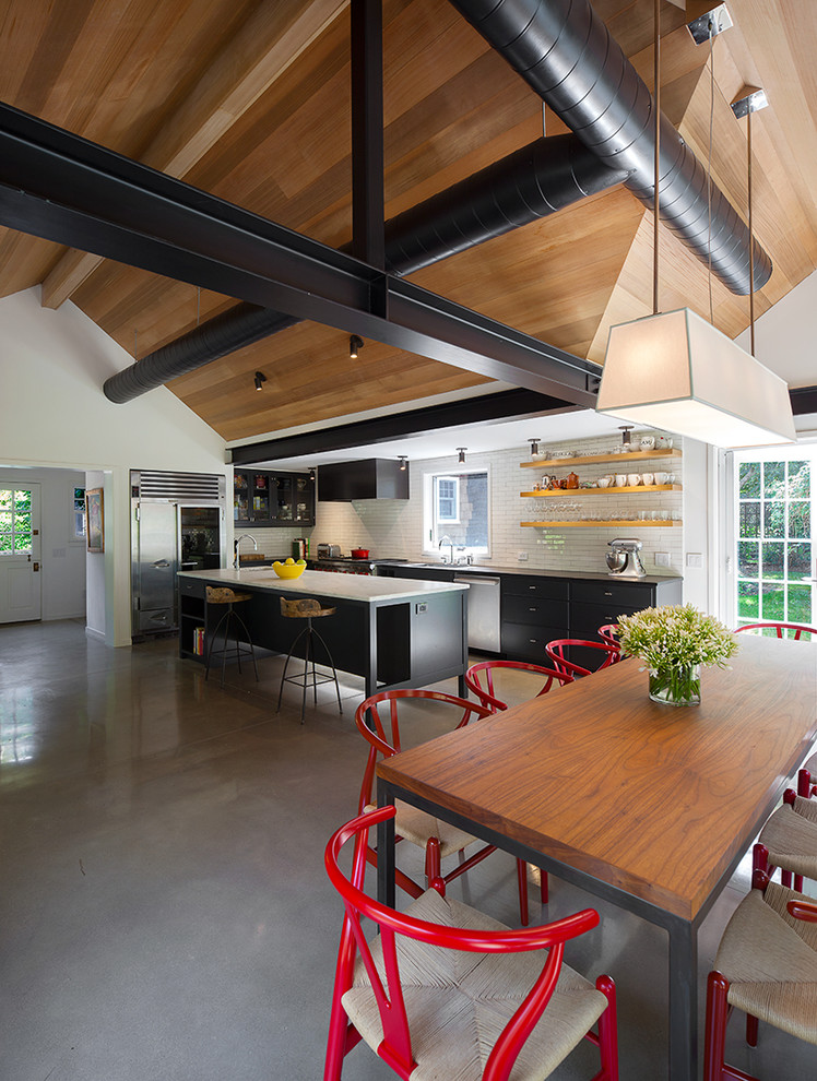 Свежая идея для дизайна: кухня в современном стиле в частном доме - отличное фото интерьера