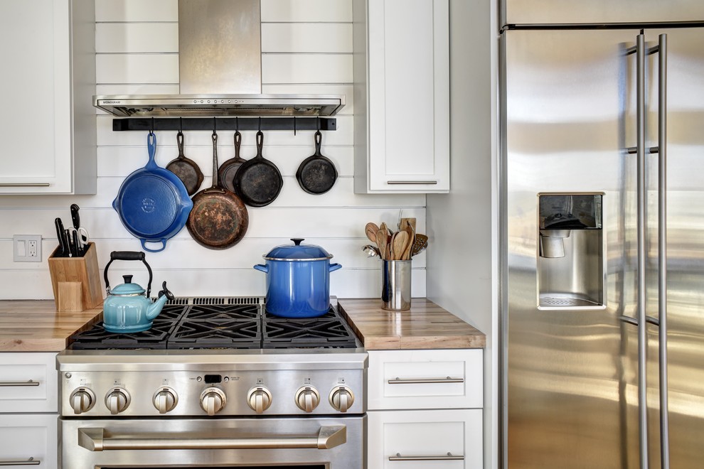 Immagine di una cucina rustica di medie dimensioni con ante in stile shaker, ante bianche, top in legno, paraspruzzi bianco, paraspruzzi in legno, elettrodomestici in acciaio inossidabile e top beige