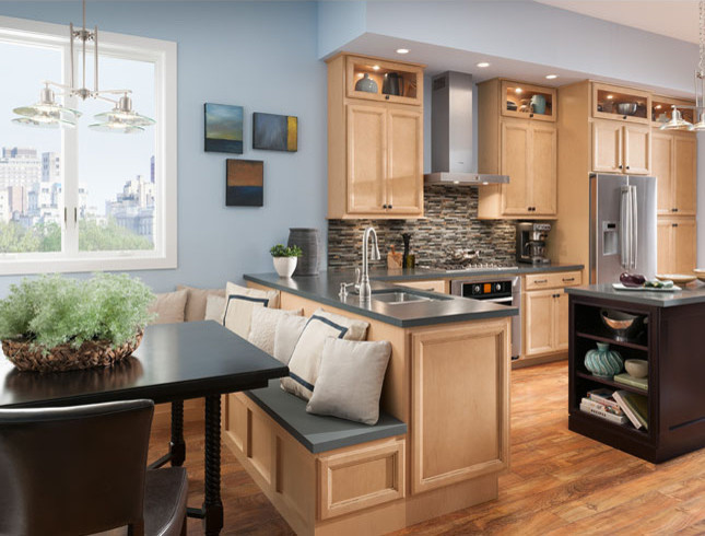 Mittelgroße, Einzeilige Moderne Wohnküche mit Kücheninsel, Schrankfronten mit vertiefter Füllung und hellen Holzschränken in Seattle