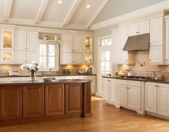 Shenandoah Traditional Kitchen Seattle by Lowe's of
