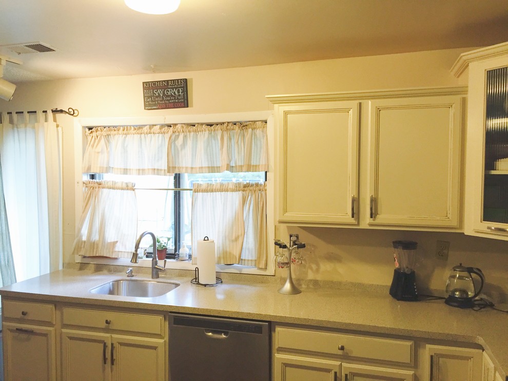 Bild på ett avskilt, litet funkis l-kök, med en undermonterad diskho, luckor med infälld panel, vita skåp, bänkskiva i koppar, rostfria vitvaror, mörkt trägolv och en köksö