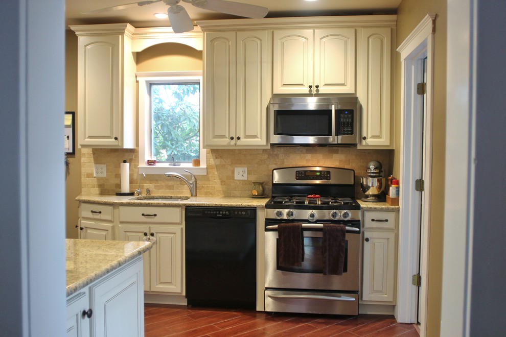 Foto på ett vintage kök, med luckor med upphöjd panel, beige skåp, granitbänkskiva, beige stänkskydd, stänkskydd i stenkakel och rostfria vitvaror