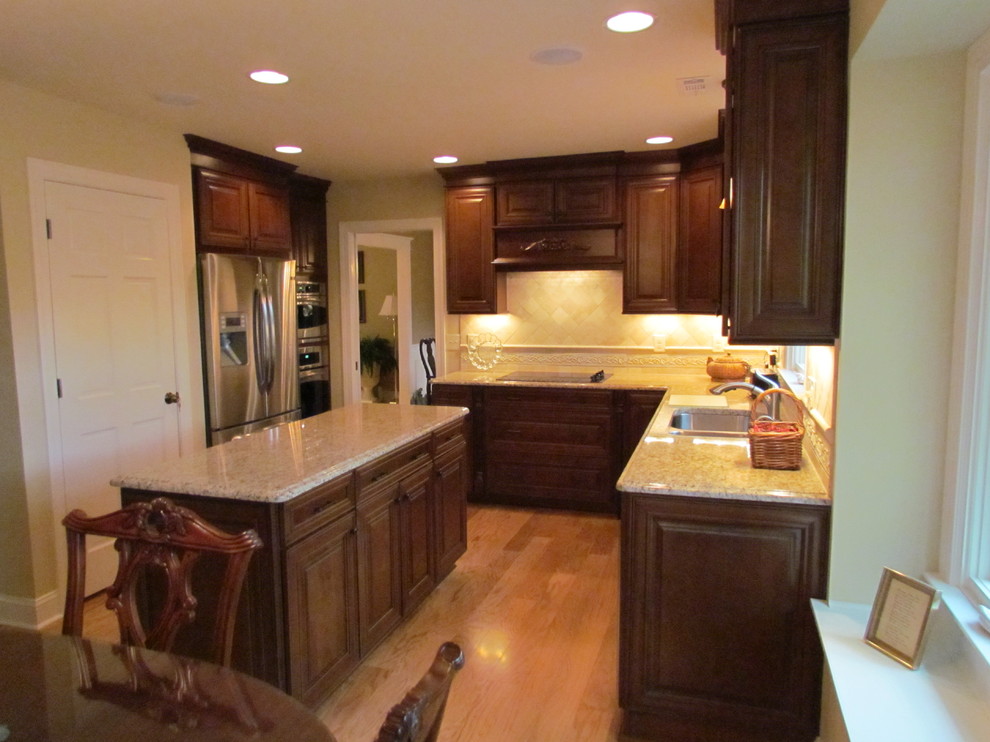 Example of a kitchen design in Charlotte