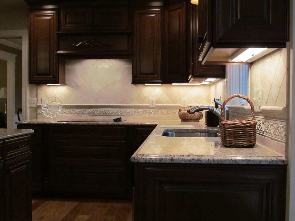 This is an example of a kitchen in Charlotte.