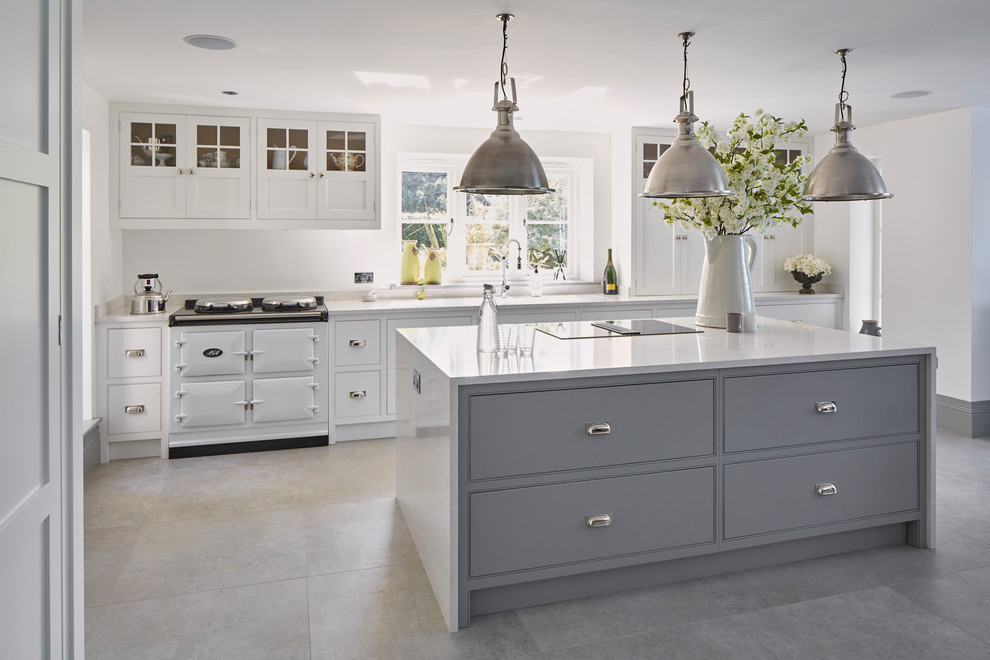 Einzeilige, Mittelgroße Klassische Küche mit flächenbündigen Schrankfronten, grauen Schränken, weißen Elektrogeräten, Kücheninsel, grauem Boden und weißer Arbeitsplatte in Oxfordshire