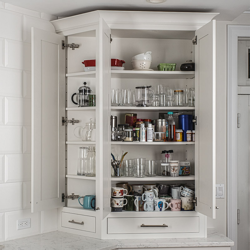 Exempel på ett mellanstort modernt vit vitt kök, med en undermonterad diskho, luckor med infälld panel, vita skåp, marmorbänkskiva, vitt stänkskydd, rostfria vitvaror, mellanmörkt trägolv, en köksö och brunt golv