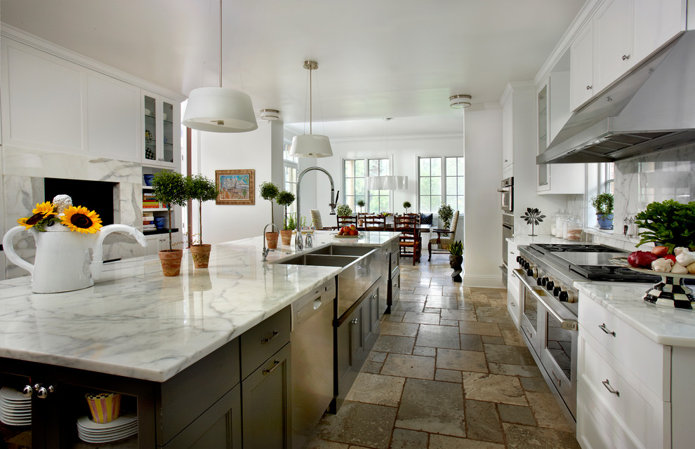 Idéer för ett stort klassiskt kök, med en rustik diskho, luckor med infälld panel, vita skåp, marmorbänkskiva, grått stänkskydd, stänkskydd i sten, rostfria vitvaror, en köksö och flerfärgat golv