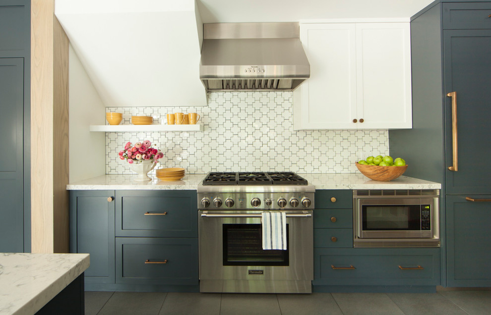 Foto di una cucina chic con ante in stile shaker, paraspruzzi bianco, elettrodomestici in acciaio inossidabile e pavimento grigio