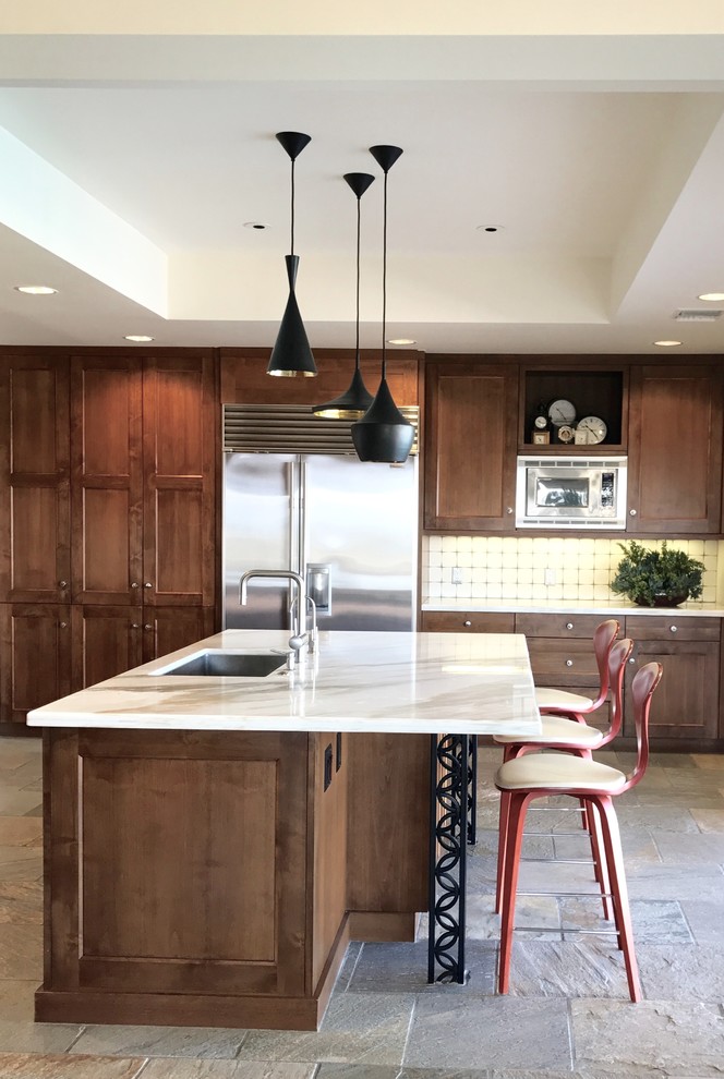 Exempel på ett retro kök, med en undermonterad diskho, skåp i shakerstil, skåp i mörkt trä, marmorbänkskiva, vitt stänkskydd, stänkskydd i keramik, rostfria vitvaror, skiffergolv och en köksö