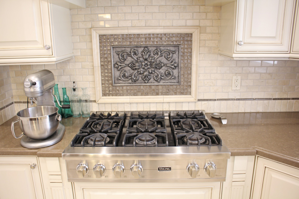 Bild på ett mellanstort vintage flerfärgad flerfärgat kök, med en rustik diskho, luckor med upphöjd panel, vita skåp, bänkskiva i kvartsit, beige stänkskydd, stänkskydd i marmor, rostfria vitvaror, klinkergolv i porslin, en köksö och beiget golv