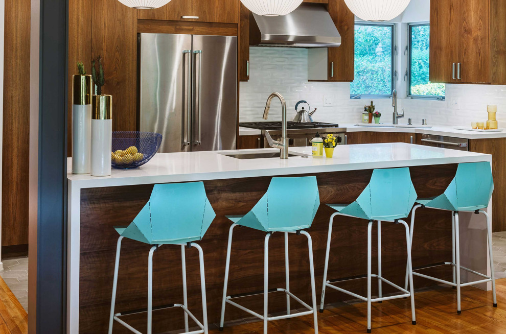 Mittelgroße Moderne Küche in L-Form mit flächenbündigen Schrankfronten, Küchenrückwand in Weiß, Küchengeräten aus Edelstahl, Zementfliesen für Boden, Kücheninsel, grauem Boden, Triple-Waschtisch, hellbraunen Holzschränken und weißer Arbeitsplatte in Los Angeles