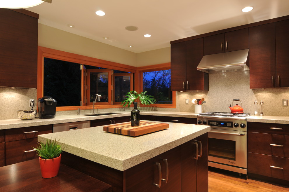 Exempel på ett stort modernt kök, med en undermonterad diskho, släta luckor, skåp i mörkt trä, rostfria vitvaror, bänkskiva i koppar, beige stänkskydd, stänkskydd i sten, mellanmörkt trägolv, en köksö och brunt golv