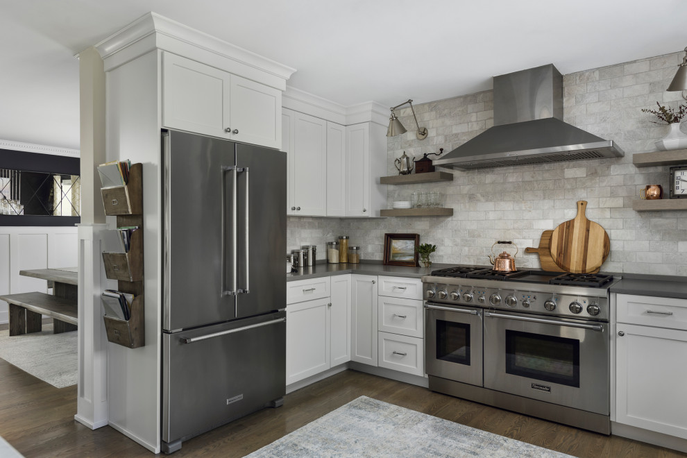 Foto på ett mellanstort vintage grå kök, med en rustik diskho, skåp i shakerstil, vita skåp, bänkskiva i kvarts, vitt stänkskydd, stänkskydd i marmor, rostfria vitvaror, mellanmörkt trägolv, en köksö och grått golv